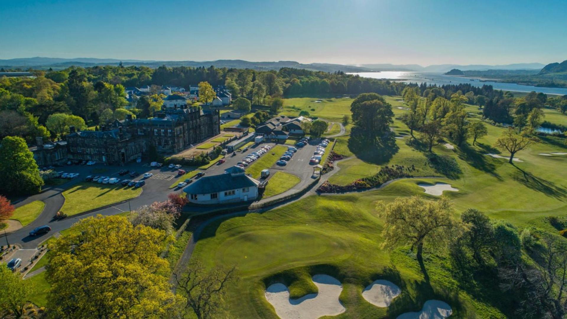 マー ホール ゴルフ＆スパ リゾート ビショップトン エクステリア 写真 The 18th hole at the Old Course, with the clubhouse in the background