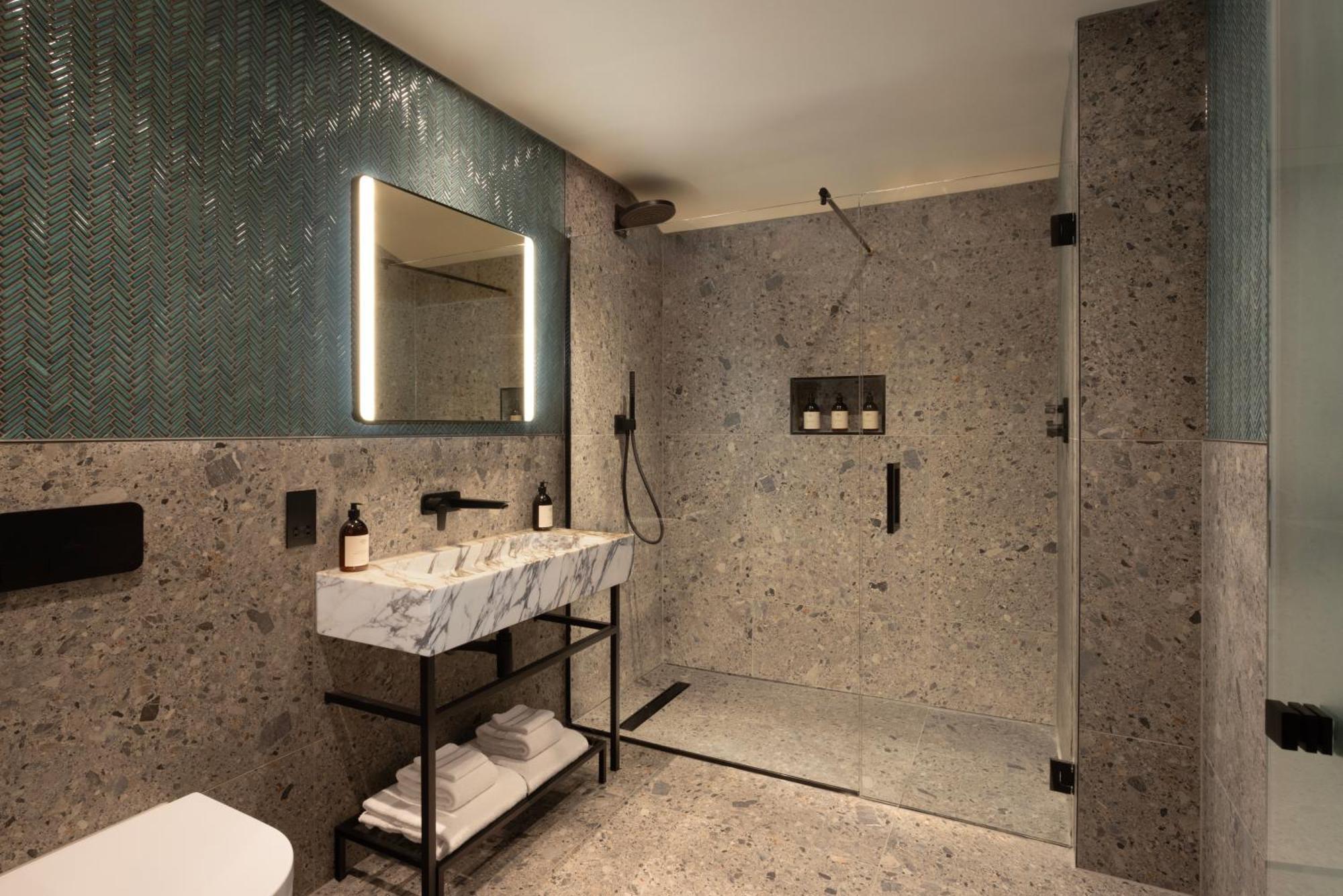 マー ホール ゴルフ＆スパ リゾート ビショップトン エクステリア 写真 A walk-in shower