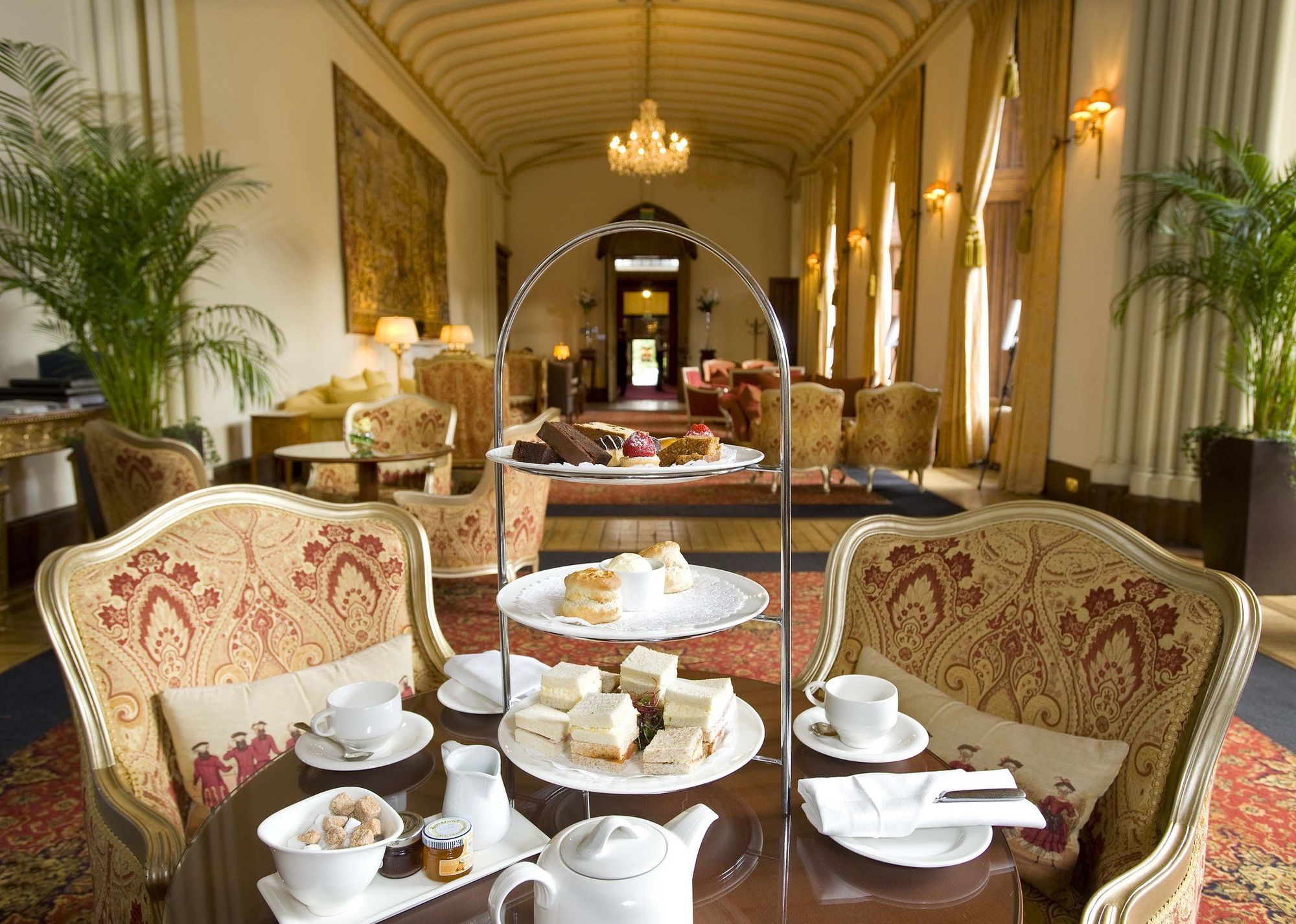 マー ホール ゴルフ＆スパ リゾート ビショップトン レストラン 写真 Afternoon tea at the Taj Mahal Palace Hotel, Mumbai, India