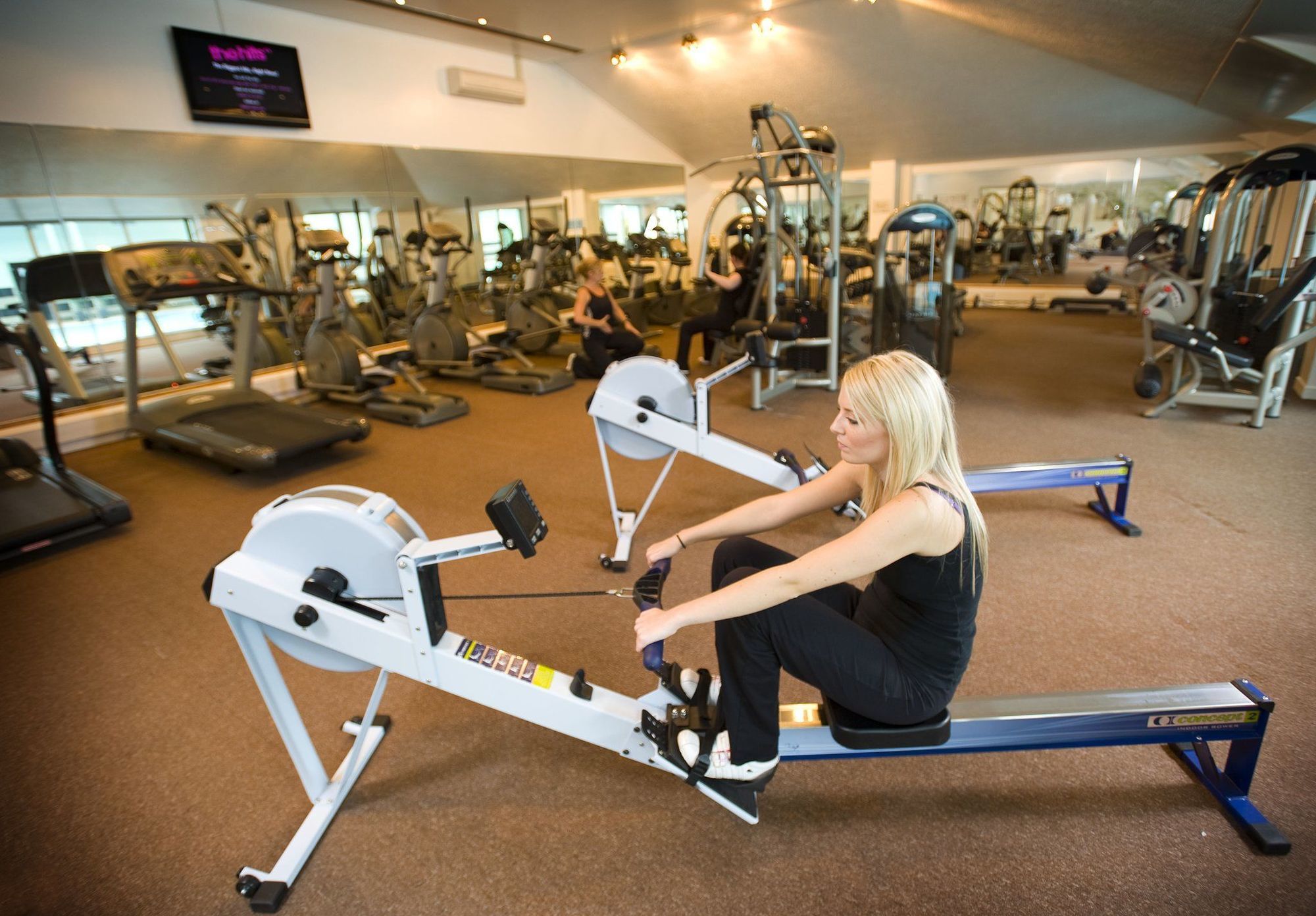 マー ホール ゴルフ＆スパ リゾート ビショップトン 設備 写真 A woman using a Concept 2 model C indoor rowing machine