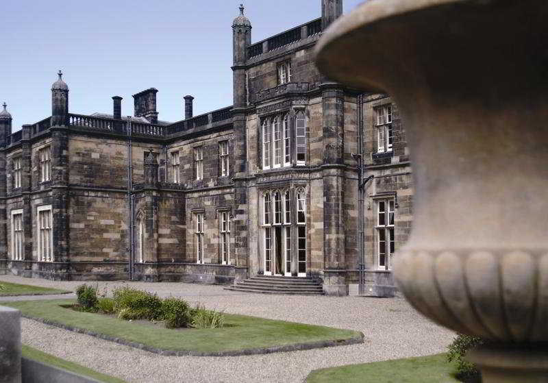 マー ホール ゴルフ＆スパ リゾート ビショップトン エクステリア 写真 The former home of the Duke of Portland, the 4th Duke of Newcastle-upon-Tyne, at Kinross House, Fife